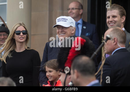 Donald Trump (Mitte), mit Ivanka Trump, Tochter und Sohn Eric... Republik Präsidentschaftskandidaten Donald Trump kommt per Hubschrauber, mit seinen Familienmitgliedern, auf seine Turnberry Golf Course in Turnberry, Schottland, am 24. Juni 2016. Stockfoto