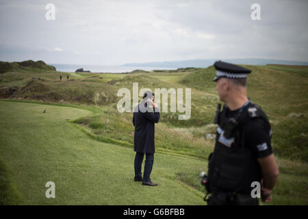 Amerikanischen Geheimdienst Schutz (hinten) und die schottische Polizei (im Vordergrund), als Republik Präsidentschaftskandidaten Donald Trump hält eine Pressekonferenz am 9. Loch Abschlag, auf seinen Trumpf Turnberry Golf Course, in Turnberry, Schottland, am 24. Juni 2016. Stockfoto
