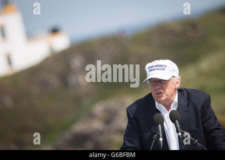 Republik-Präsidentschaftskandidaten Donald Trump hält eine Pressekonferenz am 9. Loch Abschlag, mit seinen Familienmitgliedern Don, Eric und Ivanka, auf seinen Trumpf Turnberry Golf Course, in Turnberry, Schottland, am 24. Juni 2016. Stockfoto