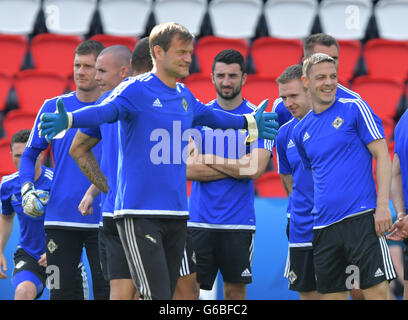 Nordirlands Fußball Spieler Torwart Roy Carroll (C) und Chris Baird (R) Warm-up während einer Trainingseinheit der Fußball-Nationalmannschaft im Stadion Parc des Princes, Frankreich, 24. Juni 2016. Nordirland wird Wales in einem UEFA EURO 2016 Runde von 16 in Paris am 25. Juni 2016 stellen. Foto: Peter Kneffel/dpa Stockfoto