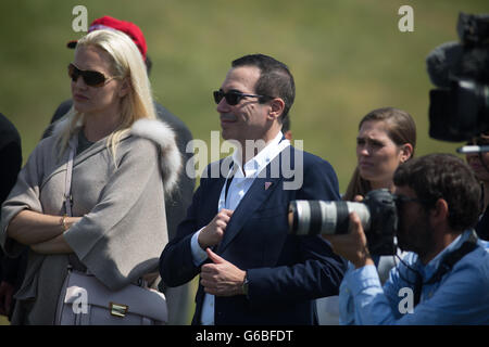 Mitarbeiter der Republik Präsidentschaftskandidaten Donald Trump hören, wie er eine Pressekonferenz am 9. Loch Abschlag, auf seinen Trumpf Turnberry Golf Course, in Turnberry, Schottland, am 24. Juni 2016 hält. Stockfoto