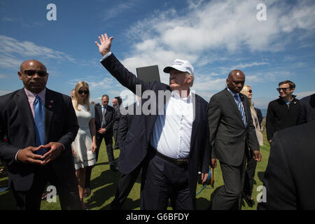 Republik-Präsidentschaftskandidaten Donald Trump hält eine Pressekonferenz am 9. Loch Abschlag, mit seinen Familienmitgliedern Don, Eric und Ivanka, auf seinen Trumpf Turnberry Golf Course, in Turnberry, Schottland, am 24. Juni 2016. Stockfoto