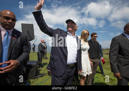 Republik-Präsidentschaftskandidaten Donald Trump hält eine Pressekonferenz am 9. Loch Abschlag, mit seinen Familienmitgliedern Don, Eric und Ivanka, auf seinen Trumpf Turnberry Golf Course, in Turnberry, Schottland, am 24. Juni 2016. Stockfoto