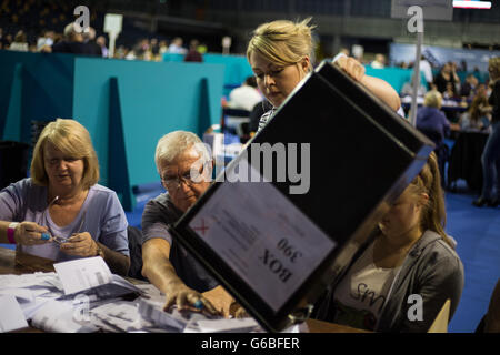 Glasgow, Vereinigtes Königreich. 23. Juni 2016. Die Wahlurnen, enthält die Stimmen kommen in die Emirate-Arena, um die abgegebene Stimmen als Abstimmung erfolgt auf das Vereinigte Königreich Referendum zur EU-Mitgliedschaft, in Glasgow, Schottland, am 23. Juni 2016 beginnen. Bildnachweis: Jeremy Sutton-Hibbert/Alamy Live-Nachrichten Stockfoto