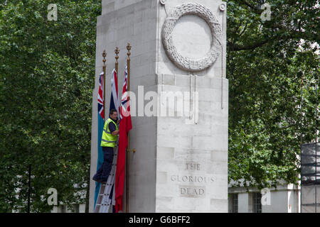 Westminster London, UK. 24. Juni 2016.  Ein Arbeiter auf einer Leiter entfernt die britische militärischen Markierungsfahnen an der Fahnenstange am Cenotaph in Whitehall, London Stockfoto