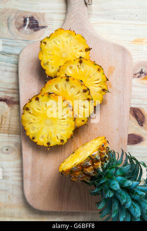 Ananas mit Scheiben Stockfoto