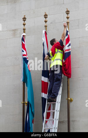 Westminster London, UK. 24. Juni 2016.  Ein Arbeiter auf einer Leiter entfernt die britische militärischen Markierungsfahnen an der Fahnenstange am Cenotaph in Whitehall, London Stockfoto