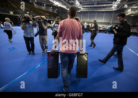 Glasgow, Vereinigtes Königreich. 23. Juni 2016. Die Wahlurnen, enthält die Stimmen kommen in die Emirate-Arena, um die abgegebene Stimmen als Abstimmung erfolgt auf das Vereinigte Königreich Referendum zur EU-Mitgliedschaft, in Glasgow, Schottland, am 23. Juni 2016 beginnen. Bildnachweis: Jeremy Sutton-Hibbert/Alamy Live-Nachrichten Stockfoto