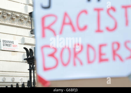 London, UK. 24. Juni 2016. Demonstrant, s mit der EU-Referendum Ergebnisse Protest drausen enttäuscht die Tore der Downing Street. Bildnachweis: Thabo Jaiyesimi/Alamy Live-Nachrichten Stockfoto