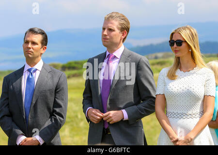 Turnberry, Schottland. 24. Juni 2016. Donald Trump flog in Schottland heute offiziell seine Multimillionen Pfund Investition in Turnberry Hotel und Golfplätze eröffnet. Herr Trump, begleitet von seiner Söhne und die Tochter Pressekonferenz eine auf dem legendären 9. Tee, bekannt als "Bruces Brunnen" mit Turnberry Leuchtturm im Hintergrund. Bildnachweis: Findlay/Alamy Live-Nachrichten Stockfoto