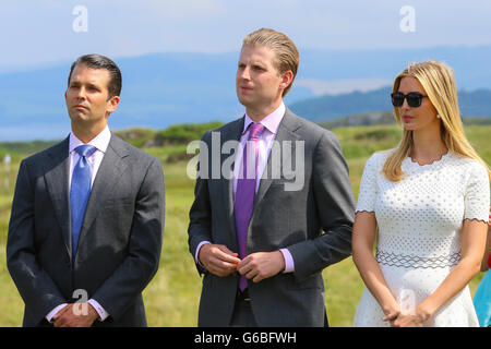 Turnberry, Schottland. 24. Juni 2016. Donald Trump flog in Schottland heute offiziell seine Multimillionen Pfund Investition in Turnberry Hotel und Golfplätze eröffnet. Herr Trump, begleitet von seiner Söhne und die Tochter Pressekonferenz eine auf dem legendären 9. Tee, bekannt als "Bruces Brunnen" mit Turnberry Leuchtturm im Hintergrund. Bildnachweis: Findlay/Alamy Live-Nachrichten Stockfoto