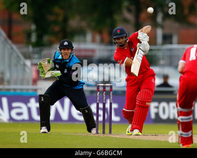 Old Trafford, Manchester, UK. 24. Juni 2016. NatWest T20 Blast. Lancashire Lightning versus Worcestershire Stromschnellen. Lancashire Lightning Schlagmann Alviro Petersen trifft eine vier. © Aktion Plus Sport/Alamy Live-Nachrichten Stockfoto