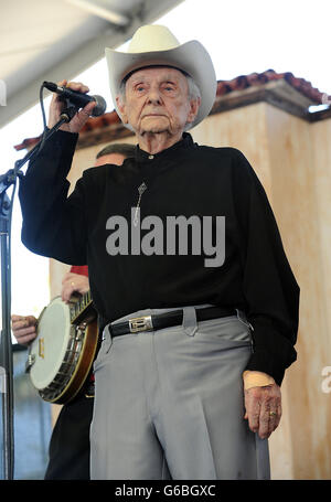 Datei. 24. Juni 2016. Bluegrass-Musik-Pionier RALPH STANLEY starb Donnerstag im Alter von 89 Jahren. Der "Patriarch" Appalachian Musik, die mit seinem Bruder Carter half zu erweitern und zu popularisieren das Genre, das als Bluegrass bekannt wurde, starb an Schwierigkeiten mit Hautkrebs. Im Bild: 28. April 2012 - Indio, Kalifornien; USA - führt Musiker Ralph Stanley live als Teil der 2012 Stagecoach California Country Music Festivals, das zu den Empire Polofeld stattfindet. Das dreitägige Festival lockt Tausende von Fans, eine Vielzahl von Künstler auf drei verschiedenen Bühnen zu sehen. (Kredit-Bild: © Jas Stockfoto