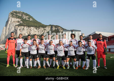 Gibraltar 24. Juni 2016 - im Bild die kompletten Kader der Gibraltars 2015/16 Liga Champions Lincoln rot Imps FC, die nach Estland an diesem Wochenende unterwegs sein werden, spielen gegen Flora Tallinn (EST) in der ersten Runde Qualifikation Hinspiel der UEFA Champions League auf Dienstag, 28. Juni 2016 übereinstimmen. Mit den aktuellen Kader im Victoria-Stadion mit den Felsen von Gibraltar im Hintergrund abgebildet. Lincoln rote Kobolde tragen ihren neuen Streifen nach der Anmeldung eines neuen Sponsors. Bildnachweis: Stephen Ignacio/Alamy Live-Nachrichten Stockfoto