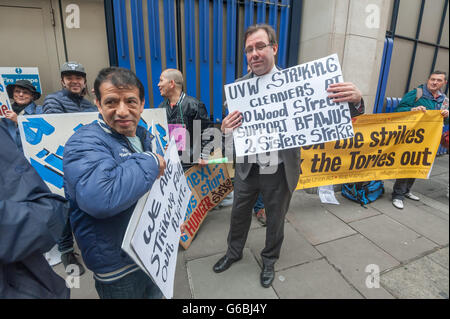 London, UK. 29. Juni 2016. Ein Mann, der gestoppt, um mit dem Reiniger an der Kundgebung für den 22. Tag ihres Streiks bei 100 Holz St, zu sprechen war schockiert zu hören, wie sie durch die Themse Reinigung behandelt worden waren, und eines ihrer Plakate in Unterstützung hält. Bildnachweis: Peter Marshall/Alamy Live-Nachrichten Stockfoto