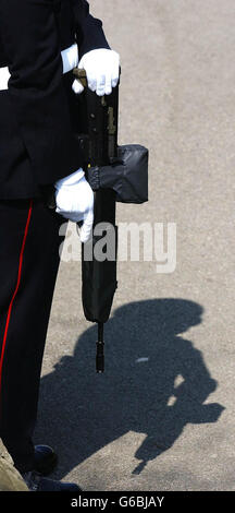 Eine Ehrenwache führt den Weg zur St Marys Church, Scarborough, wo die Beerdigung für Royal Marine Christopher Maddison stattfand. Christopher Maddison starb im aktiven Dienst im Irak. Stockfoto