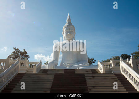 der Buddha des Tempels Hügel im Dorf von Thong Pha Phum nördlich der Stadt Kanchanaburi in Zentral-Thailand im Süden Stockfoto