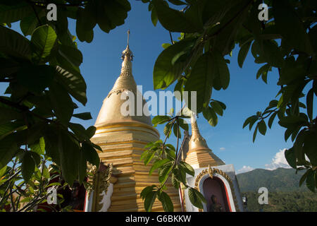 der Hügel-Tempel im Dorf Thong Pha Phum nördlich der Stadt Kanchanaburi in Zentral-Thailand in Südostasien. Stockfoto