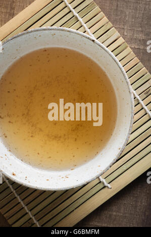 Jasmin Blüten und grüner Tee in einem traditionellen Stil Keramikschale Top-down Ansicht Stockfoto