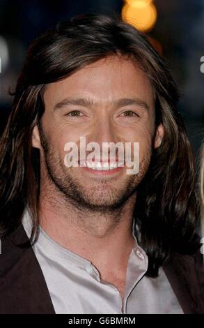 Schauspieler Hugh Jackman bei der Ankunft im Odeon West End, London, zur britischen Premiere von X-Men 2. 04/05/2003: Hugh Jackman, der als Mutante Wolverine im neuen Star von X-Men 2 spielt - gesteht aber in einem Interview in der Sunday Times Culture Zeitschrift, das am 4 2003. Mai veröffentlicht wurde, Der entspannte Australier hat keine Kämpfe oder Spaten auf seinem Lebenslauf wie sein Landsmann Russell Crowe.Stattdessen kam Jackman, 34, nach seiner gefeierten Rolle in der australischen Bühnenversion Sunset Boulevard über die deutlich altmodische Route der Musicals nach Hollywood. Nur Catherine Zeta-Jones, Stockfoto