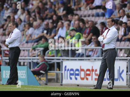 Newport County Manager Justin Edinburgh und Northampton Town Manager Aidy Boothroyd (links) während des zweiten Spiels der Sky Bet League im Sixfields Stadium, Northampton. Stockfoto