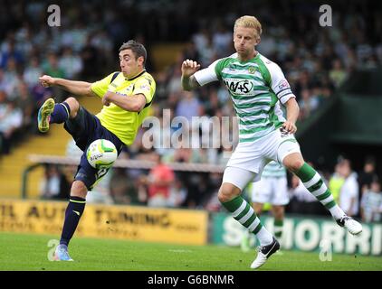 Fußball - Sky Bet Championship - Yeovil Town / Birmingham City - Huish Park. Byron Webster (rechts) von Yeovil Town und Lee Novak von Birmingham City in Aktion während des Sky Bet Championship-Spiels im Huish Park, Yeovil. Stockfoto