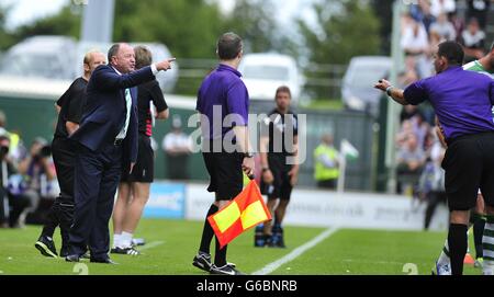 Gary Johnson, Stadtmanager von Yeovil, während des Sky Bet Championship-Spiels im Huish Park, Yeovil. DRÜCKEN SIE VERBANDSFOTO. Bilddatum: Samstag, 10. August 2013. Siehe PA Geschichte FUSSBALL Yeovil. Bildnachweis sollte lauten: PA Wire. Stockfoto