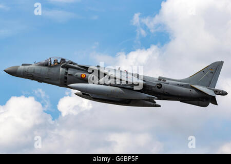 Spanische Marine (Armada Española) McDonnell Douglas EAV-8 b Harrier Jump Jet Flugzeug auf der Farnborough International Airshow Stockfoto