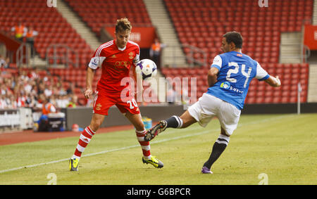 Southampton's Adam Lallana (links) und Alberto de la Bella während der Pre-Season freundlich gegen Real Sociedad in St Mary's Stadium, Southampton. Stockfoto