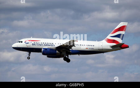 Flughafen Heathrow, Stock. Ein Flugzeug von British Airways landet am Flughafen Heathrow Stockfoto