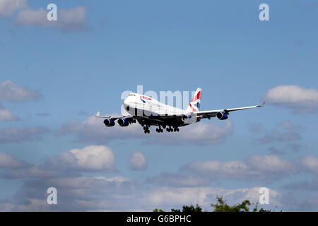 Flughafen Heathrow, Stock. Ein Flugzeug von British Airways landet am Flughafen Heathrow Stockfoto