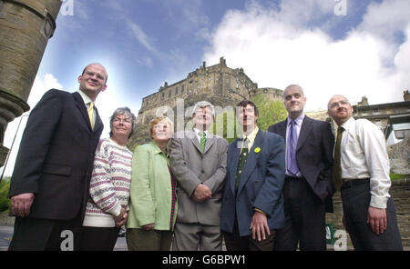 Die Mitglieder der Scottish Green Party (l-r) Mark Ballard, Shiona Baird, Eleanor Scott, Anführer Robin Harper, Chris Ballance, Mark Ruskell und Patrick Harvie bei ihrem ersten Fotocall seit den schottischen Parlamentswahlen, *..mit allen sieben ihrer neuen MSPs, die sich in der Nähe von Edinburgh Castle, Edinburgh, treffen. Parteichef Robin Harper sagte heute, seine Partei könnte kurzfristig jeden Deal mit einer zukünftigen Koalitionsregierung ausschließen. Der Kommentar kam vor einem Treffen zwischen Harper und den sechs neuen MSPs der Partei, die alle in der letzten Woche bei den Wahlen nach Holyrood zurückgekehrt waren. Stockfoto