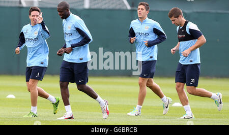 Samir Nasri, Yaya Toure, Stevan Jovetic und Matija Nastasic von Manchester City (von links nach rechts) während der Trainingseinheit auf dem Carrington Training Ground, Manchester. Stockfoto