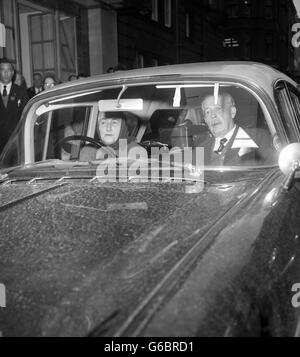 Der ehemalige Premierminister Harold Macmillan und seine Frau Lady Dorothy fuhren ihn vom Claridge's Hotel, London, nach Birch Grove, ihrem Sussex-Haus, um seine Genesung von seiner Operation wegen Prostataobstruktion fortzusetzen. Stockfoto