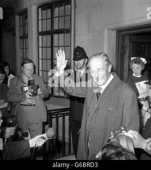 Harold Macmillan, der ehemalige Premierminister, winkt, als er das Auto bei der Ankunft im King Edward VII Hospital for Officers, Marylebone, London, verlässt, nachdem er mit seiner Frau Lady Dorothy in einen Londoner Park gefahren war, um ihm zu helfen, sich von seiner kürzlichen Operation der Prostatabehinderung zu erholen. Stockfoto