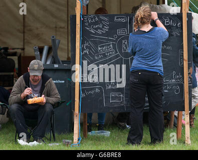 Aktivisten haben ihr Aktionslager Reclaim the Power in der Nähe von Balcombe in West Sussex eingerichtet, während Anti-Fracking-Demonstranten weiterhin am Sondierungsbohrplatz Cuadrilla im Dorf protestieren Stockfoto