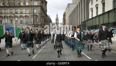 Pfeifenbands marschieren vor den World Pipe Band Championships durch Glasgow. Stockfoto