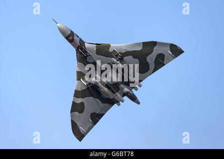 Ehemalige Royal Air Force Avro Vulcan Bomber XH558 des Vulcan, The Sky Trust auf der Farnborough International Airshow Stockfoto