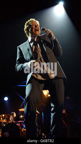 Mick Hucknall, von der Popband Simply Red, tritt auf der Bühne in der Wembley Arena im Norden Londons auf. Stockfoto