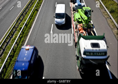 Autobahnaufstocks. Verkehr auf der Autobahn M5 in der Nähe von Bridgend, Wales. Stockfoto