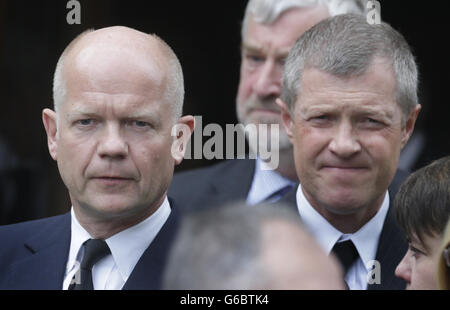 Außenminister William Hague (links) und der Vorsitzende der schottischen Liberaldemokraten Willie Rennie (rechts) nehmen an der Beerdigung des ehemaligen schottischen Tory-Führers David McLetchie in der St. Columba's Church in Edinburgh, Schottland, Teil. Stockfoto