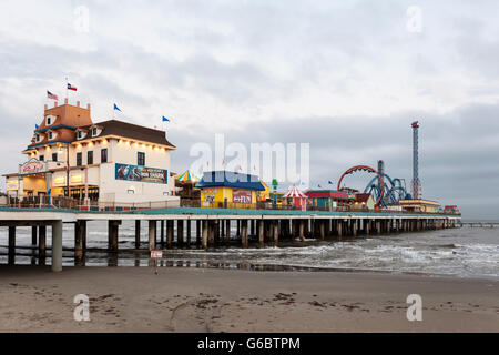 Galveston Island Vergnügen Pier in der Abenddämmerung Stockfoto