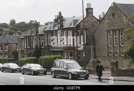 Ein Leichenwagen, der den Sarg des ehemaligen schottischen Tory-Führers David McLetchie trägt, kommt in der St. Columba's Church in Edinburgh, Schottland, an. Stockfoto