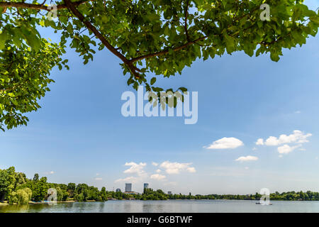 Bukarest-Skyline-Blick im Herastrau-Park-See Stockfoto