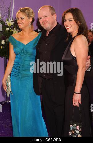 EastEnders Schauspieler, von links nach rechts; Kim Medcalf, Steve McFadden und Jill Halfpenny kommen für die British Soap Awards 2003 im BBC Television Center in West-London an. * die Preisverleihung, die von des O'Connor und Melie Sykes veranstaltet wird, ehrt die beliebtesten Darsteller des Fernsehens. Stockfoto