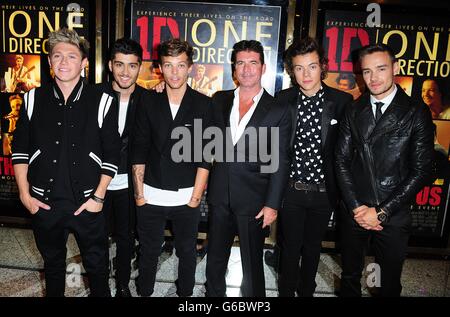 Simon Cowell mit One Direction's (L-R) Niall Horan, Zayn Malik, Louis Tomlinson, Harry Styles und Liam Payne bei der Weltpremiere von One Direction: This is US, am Empire Leicester Square, London. Stockfoto