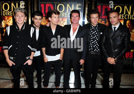 Simon Cowell mit One Direction's (L-R) Niall Horan, Zayn Malik, Louis Tomlinson, Harry Styles und Liam Payne bei der Weltpremiere von One Direction: This is US, am Empire Leicester Square, London. Stockfoto