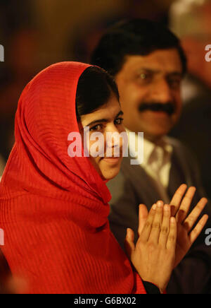 Die pakistanische Studentin Malala Yousafzai, die von den Taliban in den Kopf geschossen wurde, trifft mit ihrem Vater Ziauddin für den internationalen Friedenspreis Tipperary 2012 im Ballykisteen Hotel ein. Stockfoto