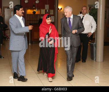 Die pakistanische Studentin Malala Yousafzai, die von den Taliban in den Kopf geschossen wurde, trifft mit ihrem Vater Ziauddin und Martin Quinn (3. Links) für den internationalen Friedenspreis Tipperary 2012 im Ballykisteen Hotel ein. Stockfoto