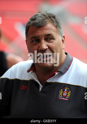 Rugby League - Tetleys Challenge Cup Finale - Mannschaften Walkabout - Wembley Stadium. Cheftrainer der Wigan Warriors Shane schwinden während der Tetleys Challenge Cup Final Walkabout im Wembley Stadium, London. Stockfoto